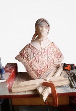 Maderiana escultura mujer mazahua