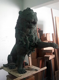 Maderiana escultura león
