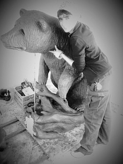 Maderiana escultura oso