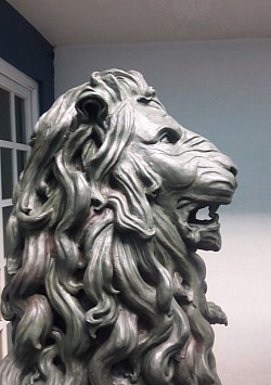 Maderiana escultura león