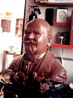 Maderiana escultura Justo Sierra