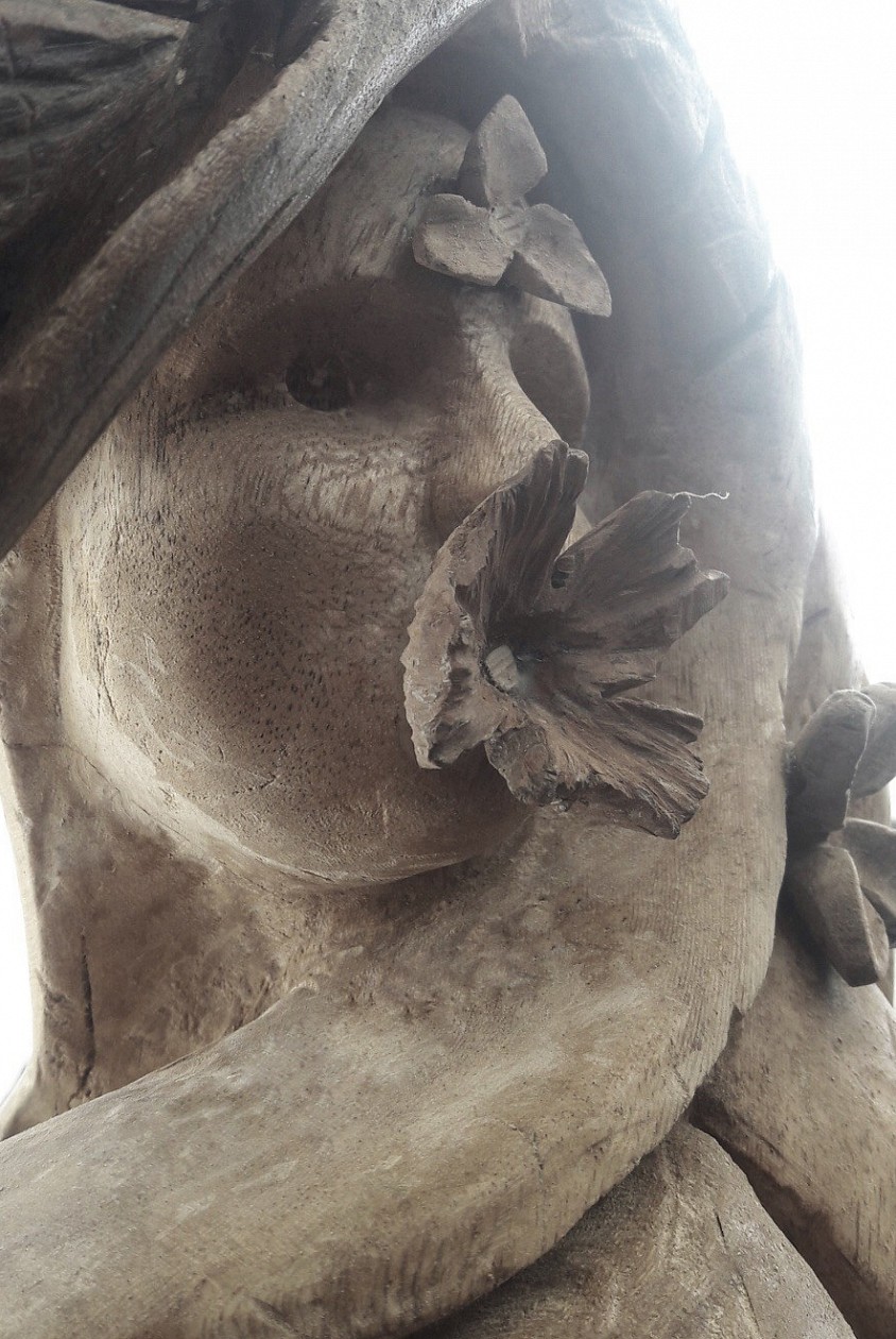 YEYETZI (detalle) tallada en laurel de la India