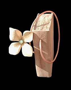 Libros objeto, flor y cuarzo