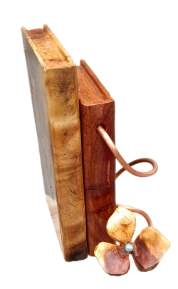 Libro doble, talla en madera de huanacastl, camerun y palosanto
