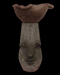 Mascarón con cuenco, piedra volcánica tezontle y recinto