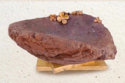 Cuenco piedra volcánica tezontle con flores talladas en madera