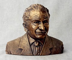 Chava Flores, busto en bronce