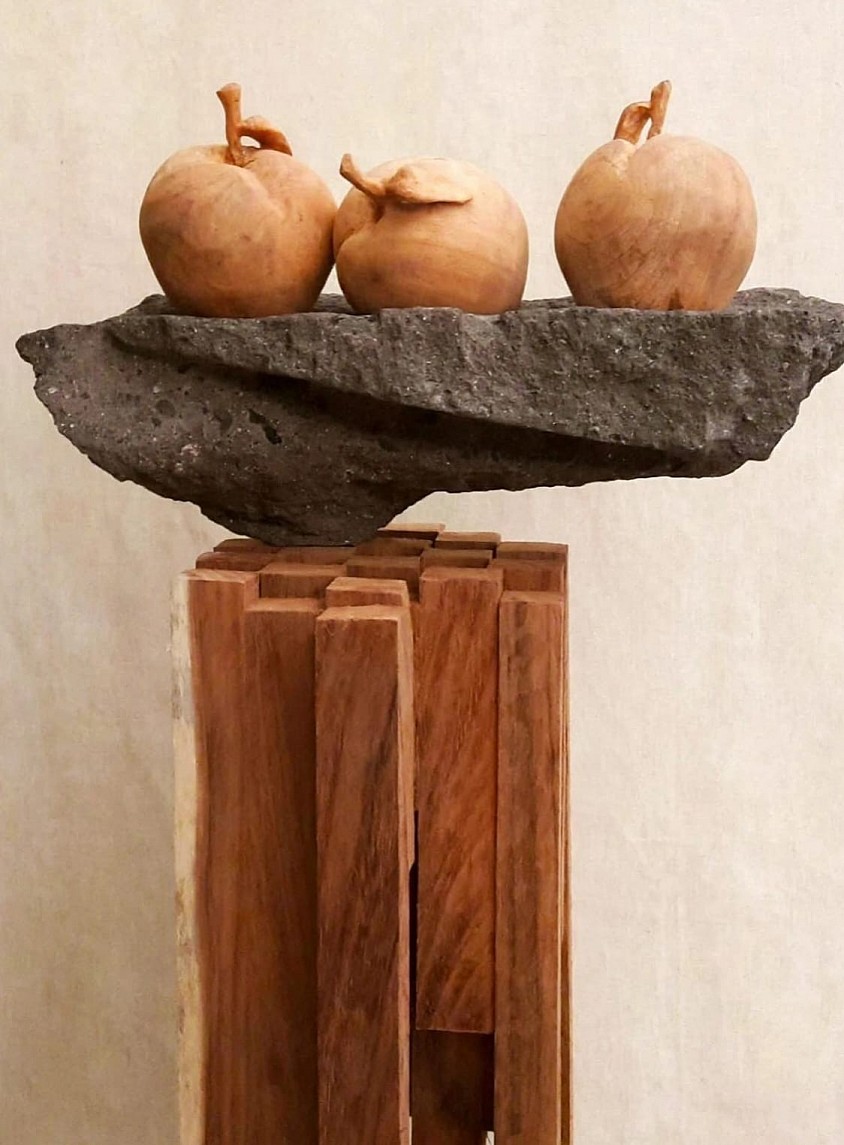 BODEGÓN CON MANZANAS  talla en cedro, huanacastl y cantera américa