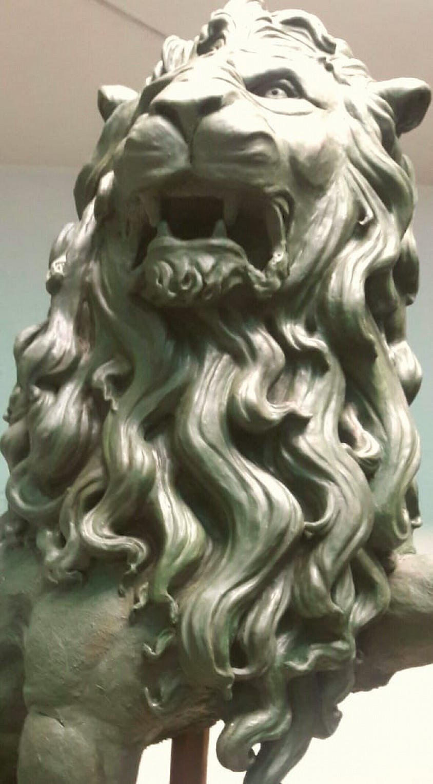 Maderiana escultura león