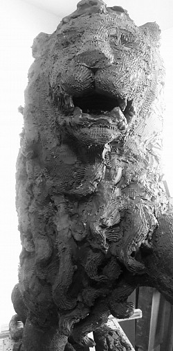 Maderiana escultura león