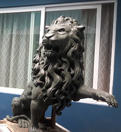 Maderiana escultura león