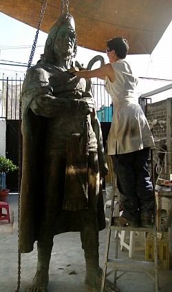 Maderiana restaurando monumento