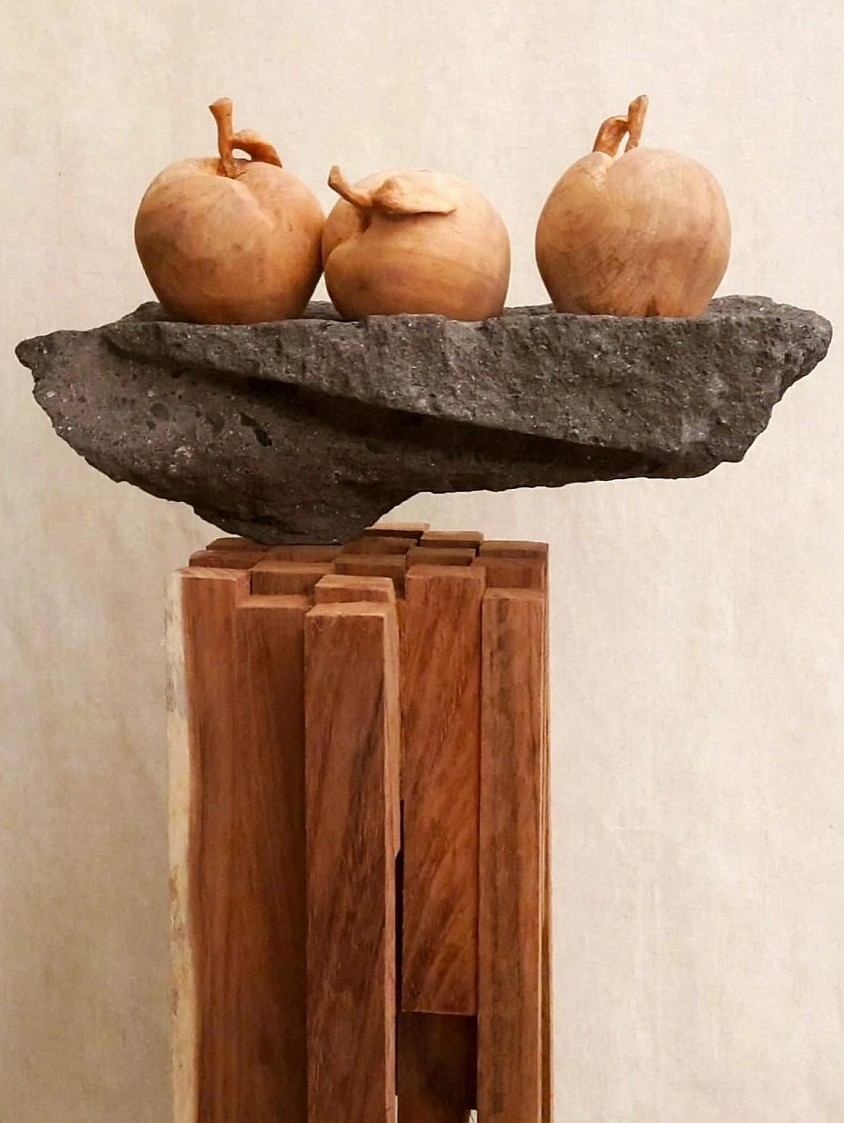 BODEGÓN CON MANZANAS  talla en cedro, huanacastl y cantera américa
